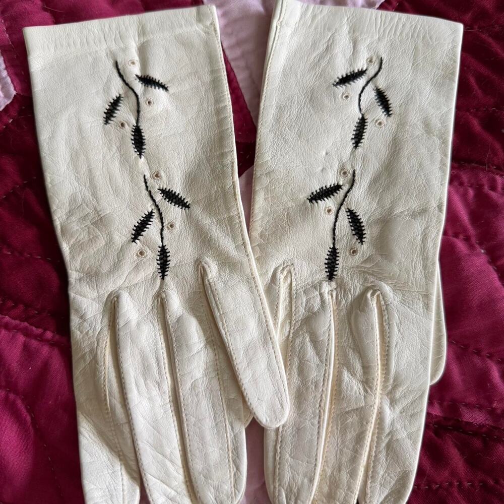 Embroidered Antique buttery cream calfskin gloves